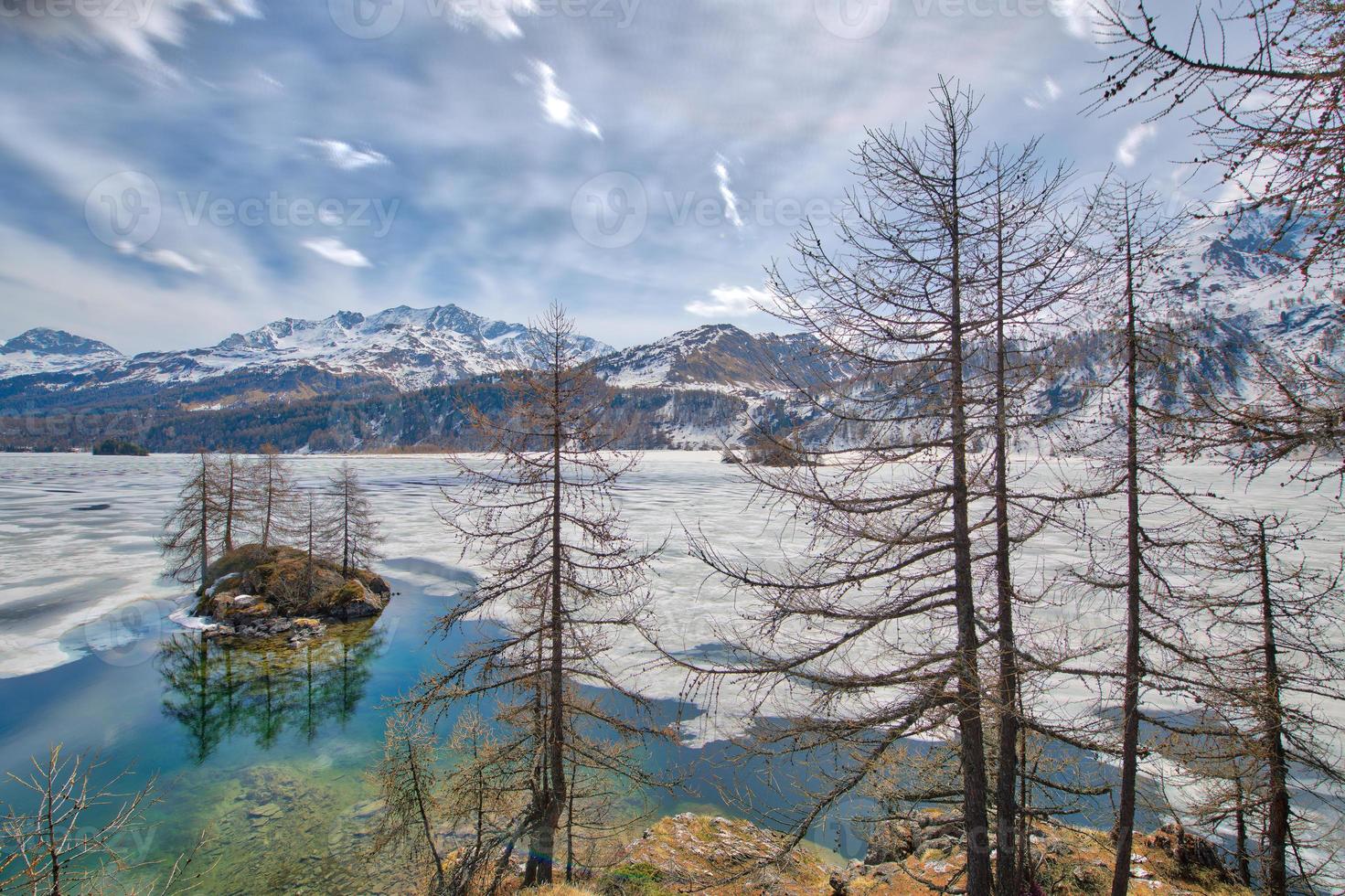 degelo no vale engadino com ilhota no lago dos Alpes suíços foto