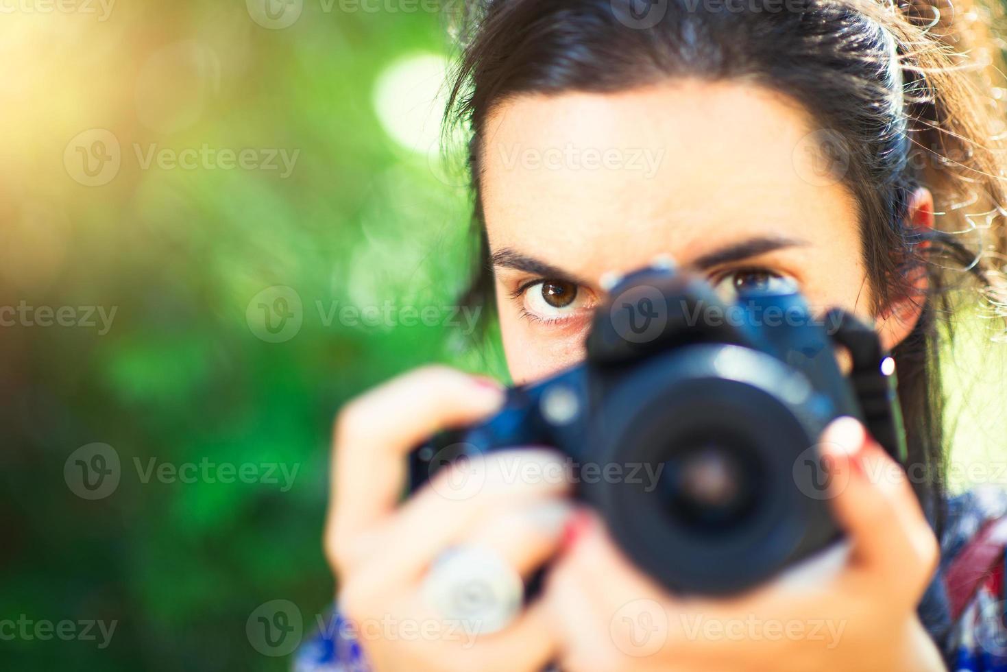 garota fotógrafa olha para ela antes de fotografar foto