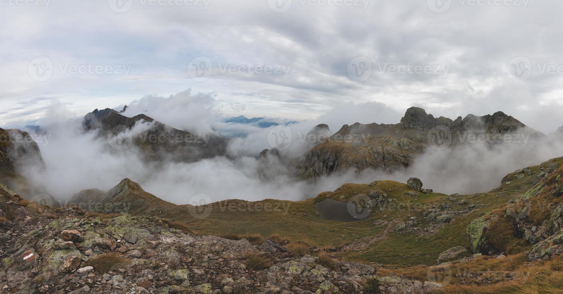 panorama alpino com nuvens nos vales foto