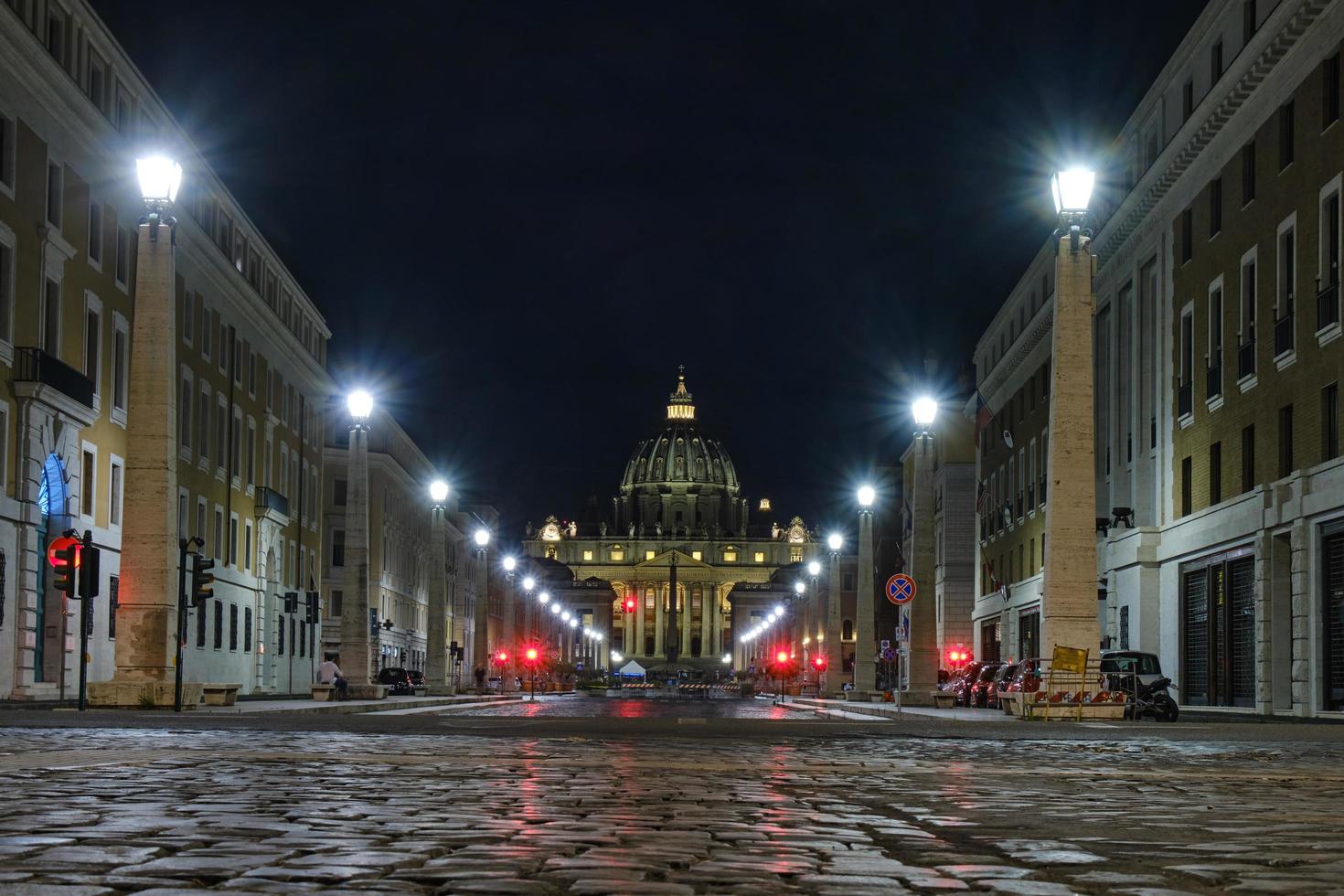 via della conciliazione, cidade do Vaticano à noite foto