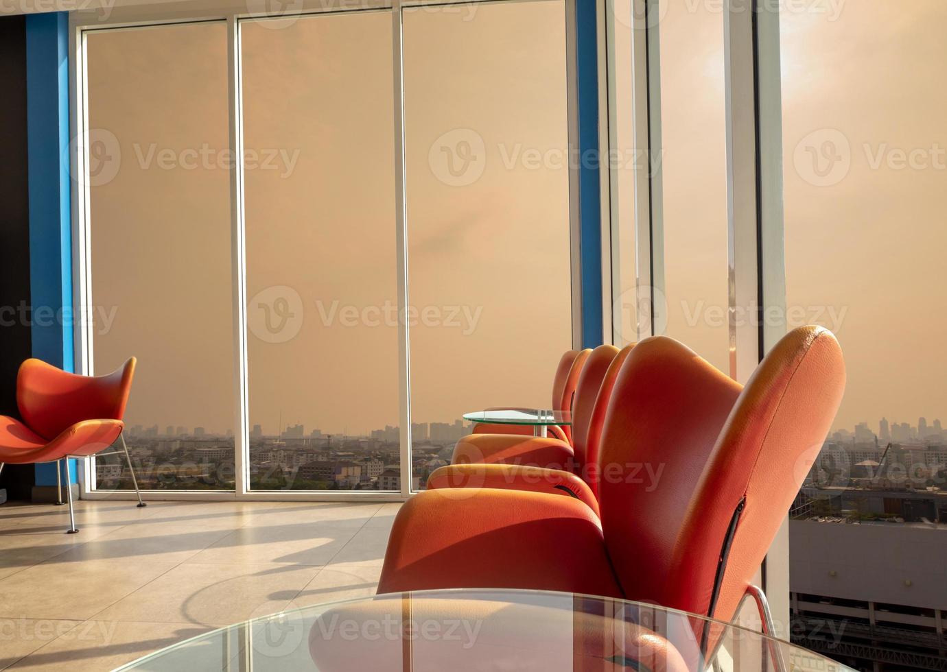 mesa de vidro e cadeira de recepção no quarto de hóspedes que tem vidro transparente e pode ver a vista do céu foto