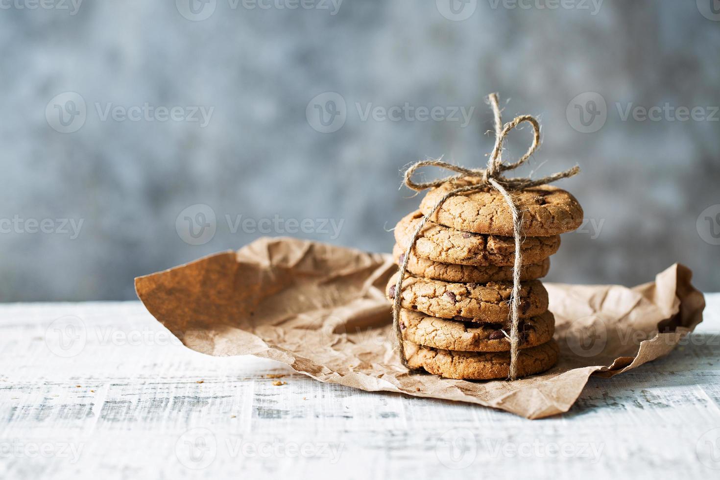 pilha de biscoitos deliciosos amarrados com barbante está na mesa foto