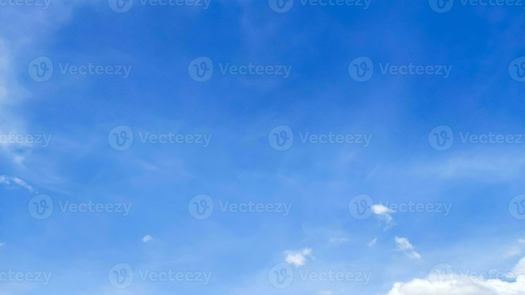 azul céu fundo com minúsculo cloudscape Como fundo ou papel de parede foto