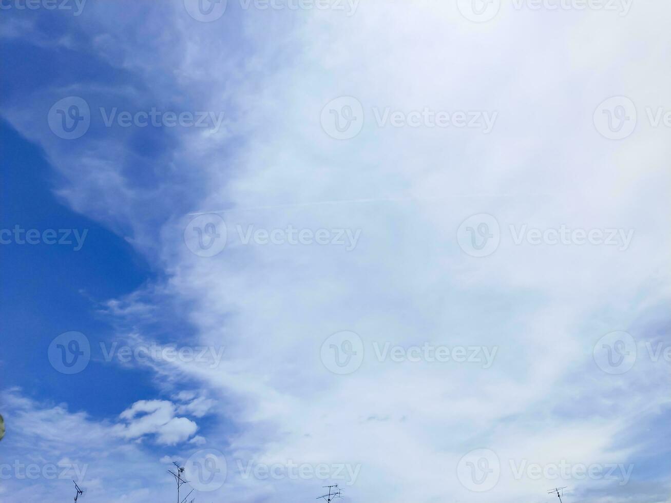 azul céu fundo com minúsculo cloudscape Como fundo ou papel de parede foto