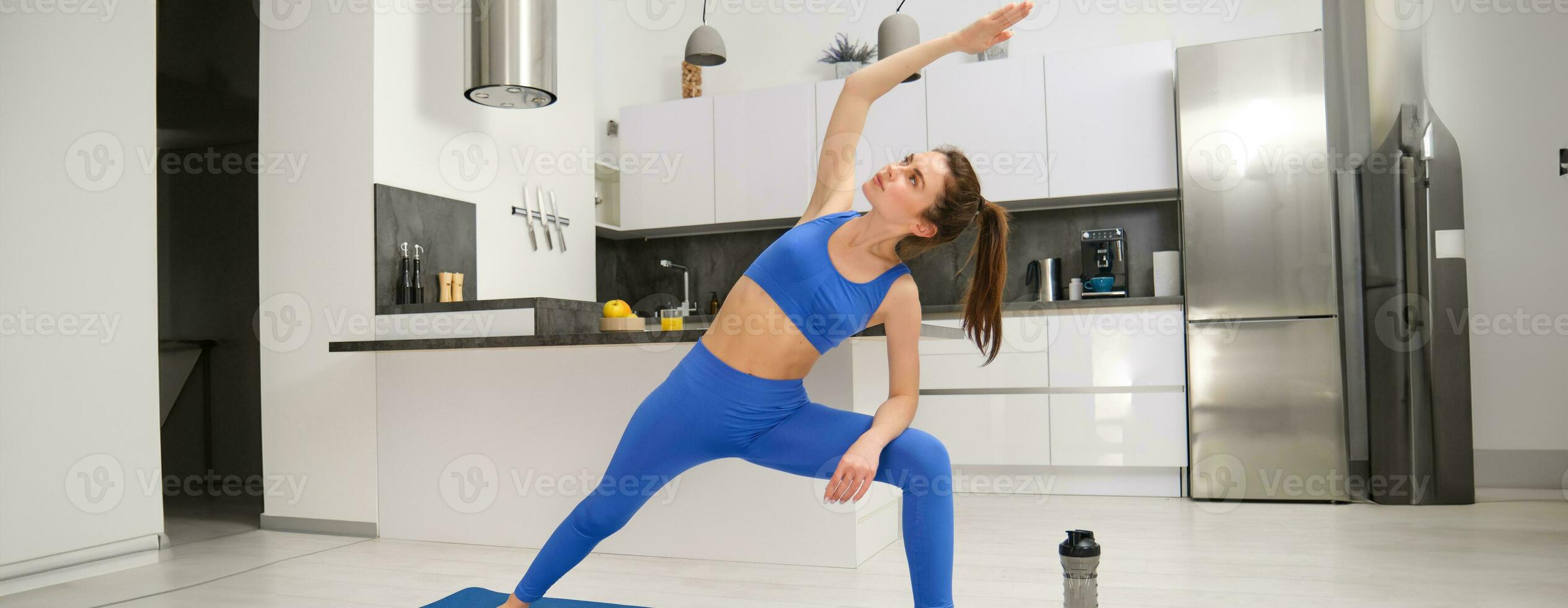 ginástica menina fazendo exercícios em ioga esteira às lar, alongamento, aeróbica dar certo, Treinamento dentro vivo quarto foto