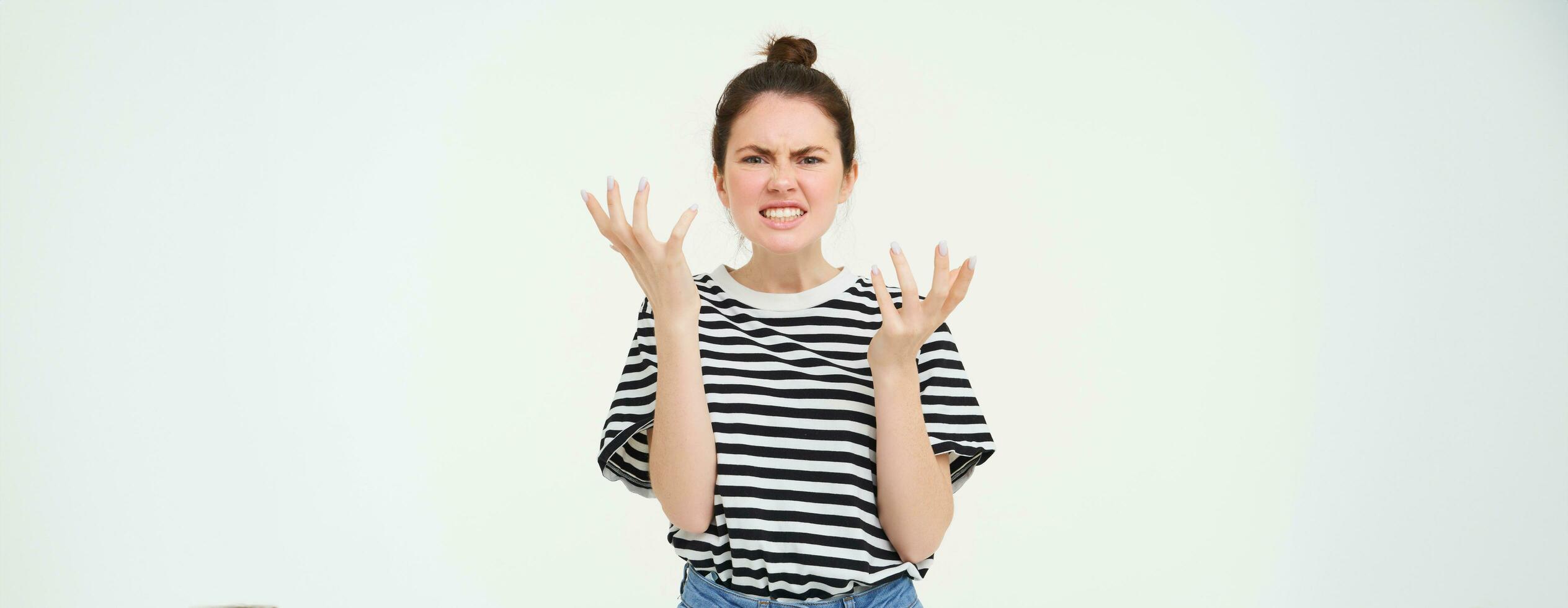 retrato do Bravo mulher gritando e tremendo mãos, perdendo dela temperamento, discutindo, em pé sobre branco fundo foto