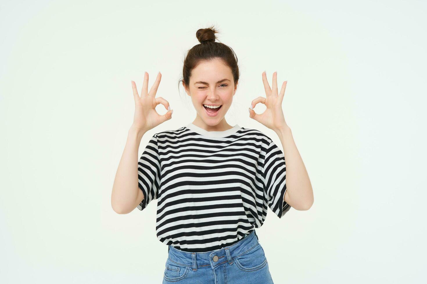 excelente escolha. sorridente à moda jovem mulher, mostrando OK, Está bem gesto, zero sinal, em pé sobre branco fundo foto