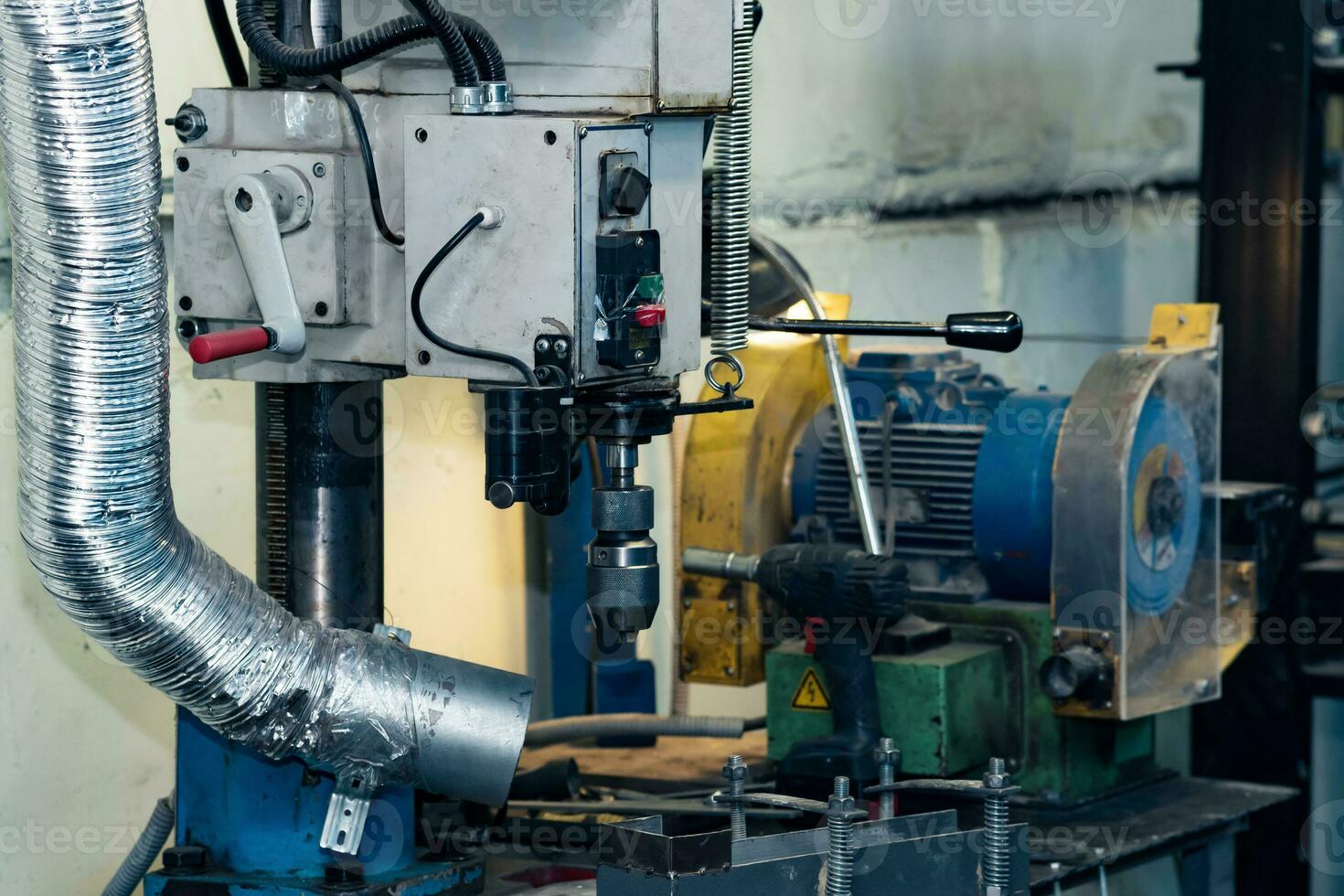 industrial equipamento dentro a oficina, perfuração e esmerilhamento máquinas foto