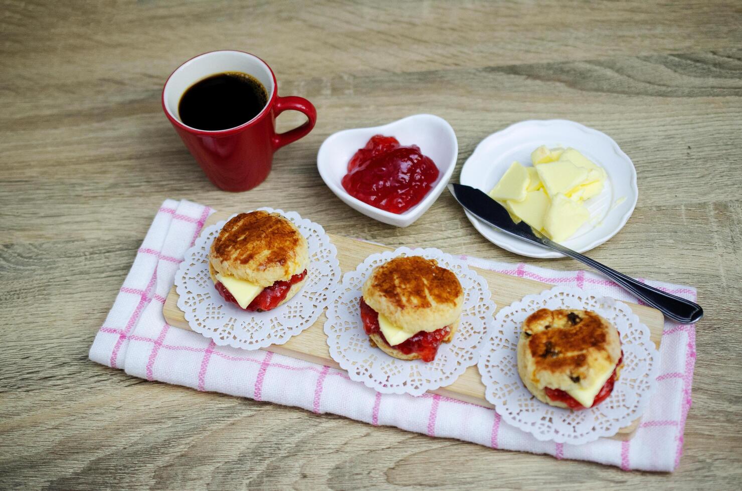 conjunto caseiro de sobremesas de bolinho e café foto