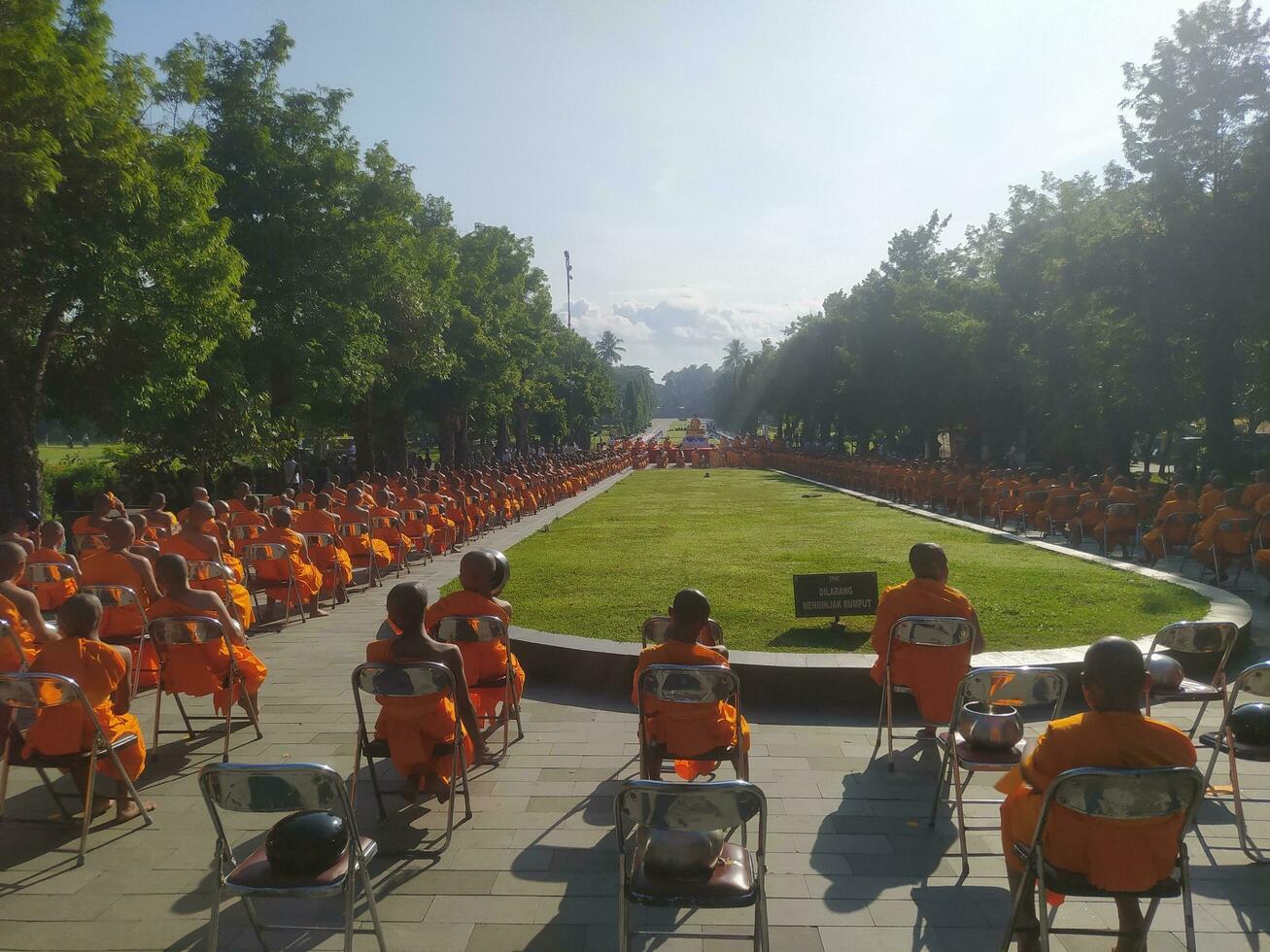 budista rituais dentro a pátio do borobudur têmpora foto