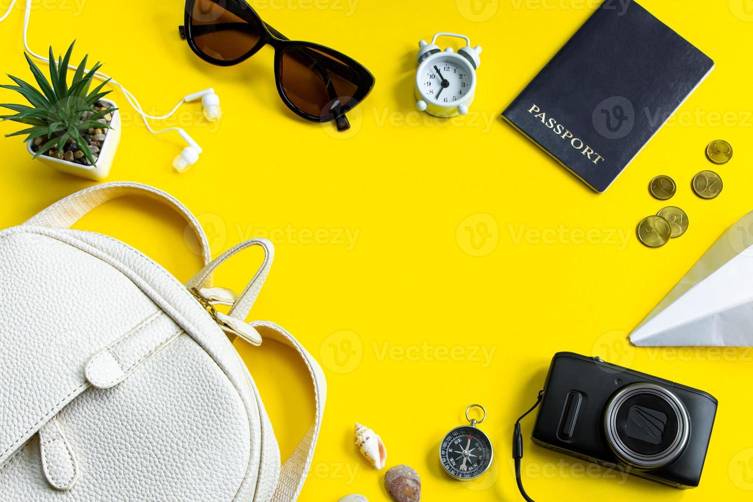 conjunto de acessórios elegantes para as suas férias de verão. viagens de verão. passaporte, óculos escuros, mochila e dinheiro em fundo amarelo. foto