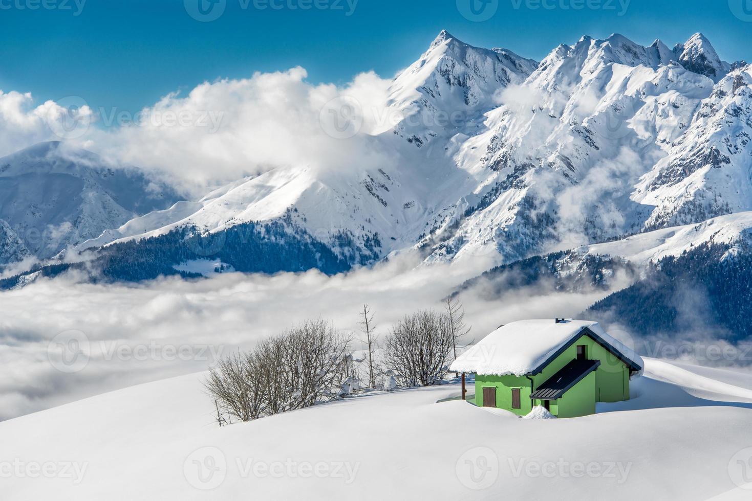 eremitério isolado na neve foto