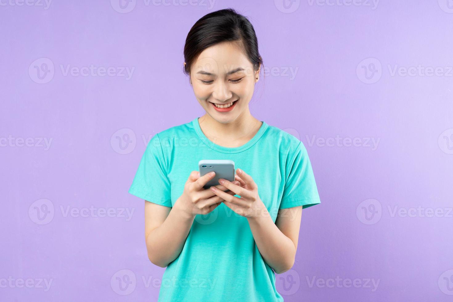 lindo retrato de mulher asiática, isolado em fundo roxo foto