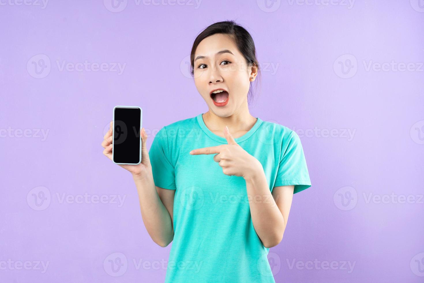 lindo retrato de mulher asiática, isolado em fundo roxo foto