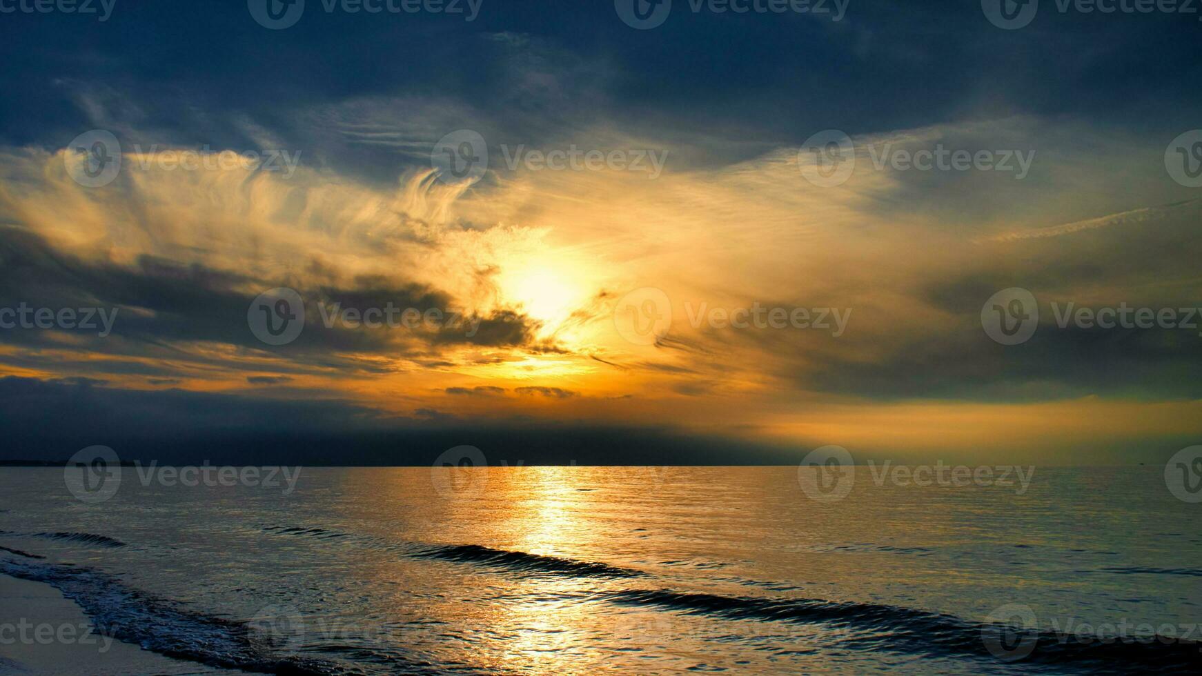 pôr do sol em a oeste de praia em a báltico mar. ondas, praia, nublado céu. panorama foto