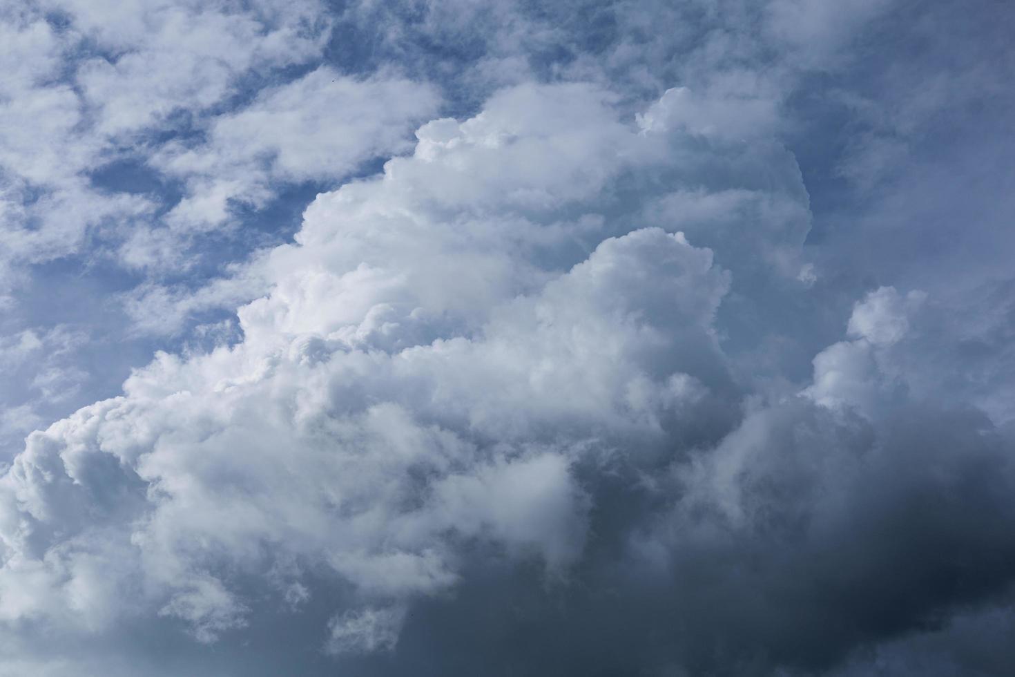 céu dramático com nuvens de tempestade foto