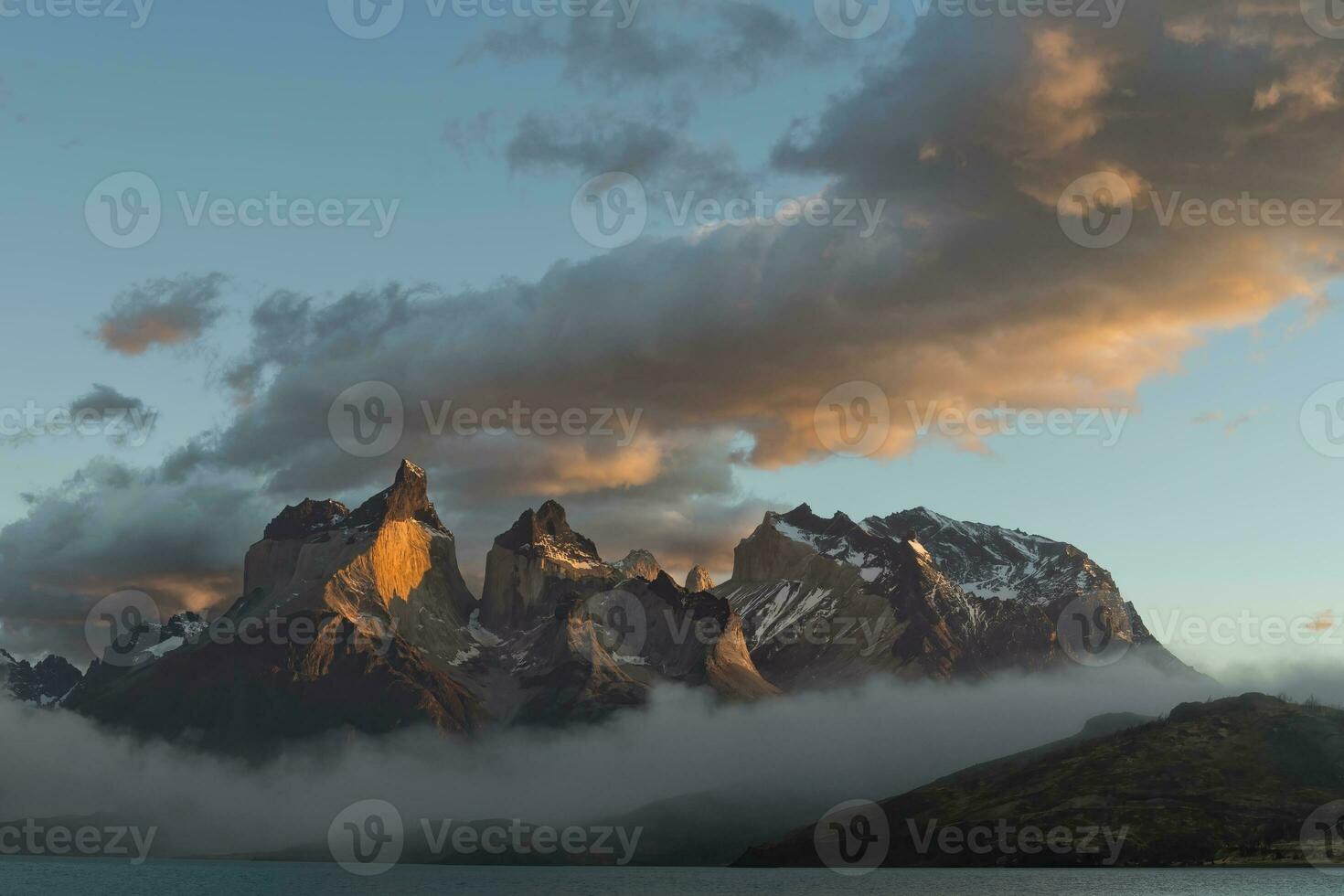 nascer do sol sobre cuernos del dor, torres del paine nacional parque e lago cara, chileno Patagônia, Chile foto