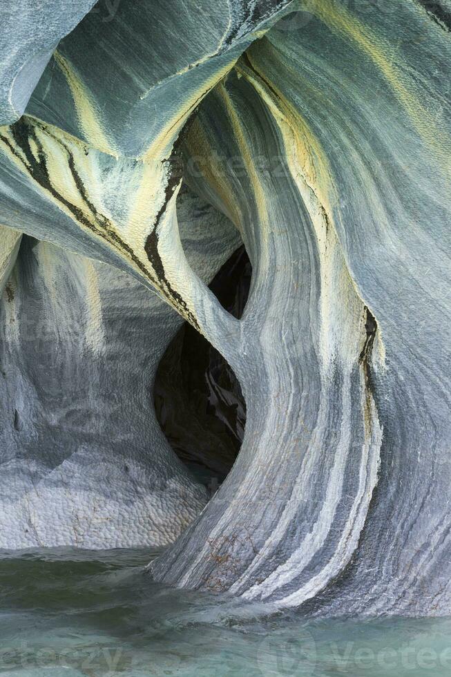 mármore cavernas santuário, estranho Rocha formações causou de água erosão, geral carrera lago, porto rio tranquilo, aysen região, Patagônia, Chile foto