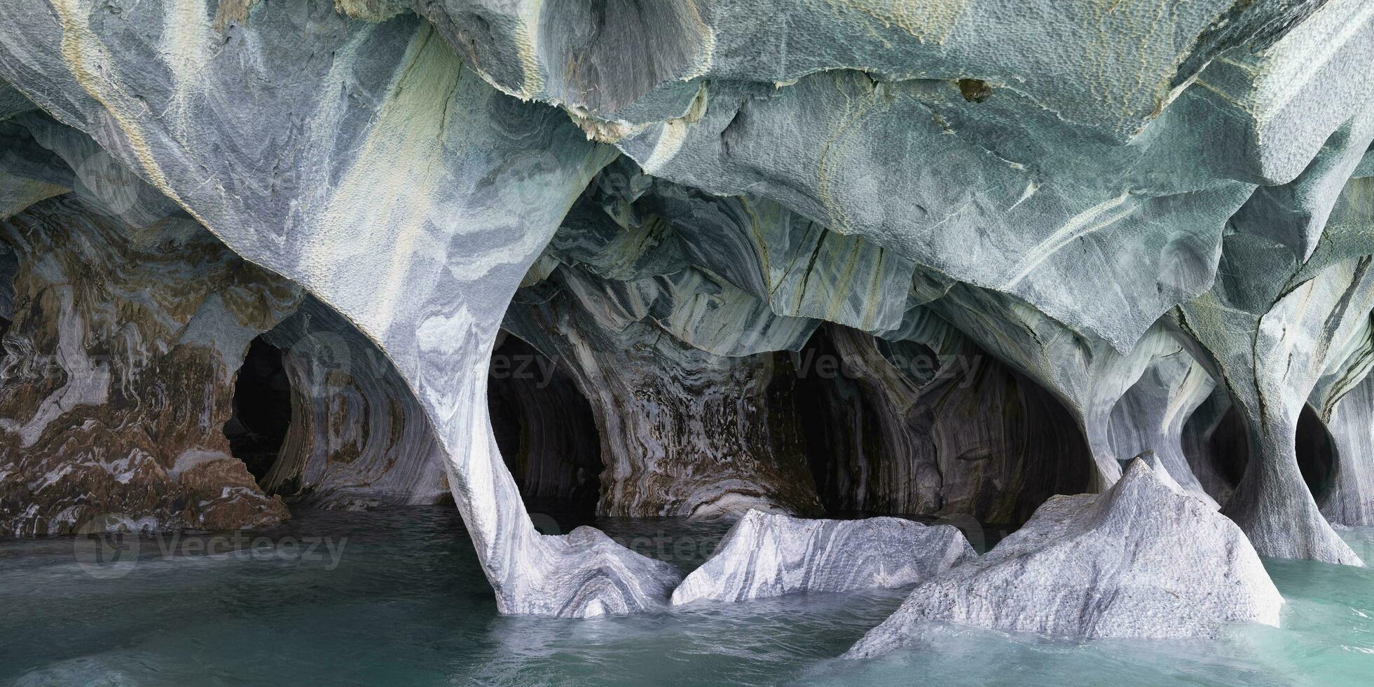 mármore cavernas santuário, estranho Rocha formações causou de água erosão, geral carrera lago, porto rio tranquilo, aysen região, Patagônia, Chile foto