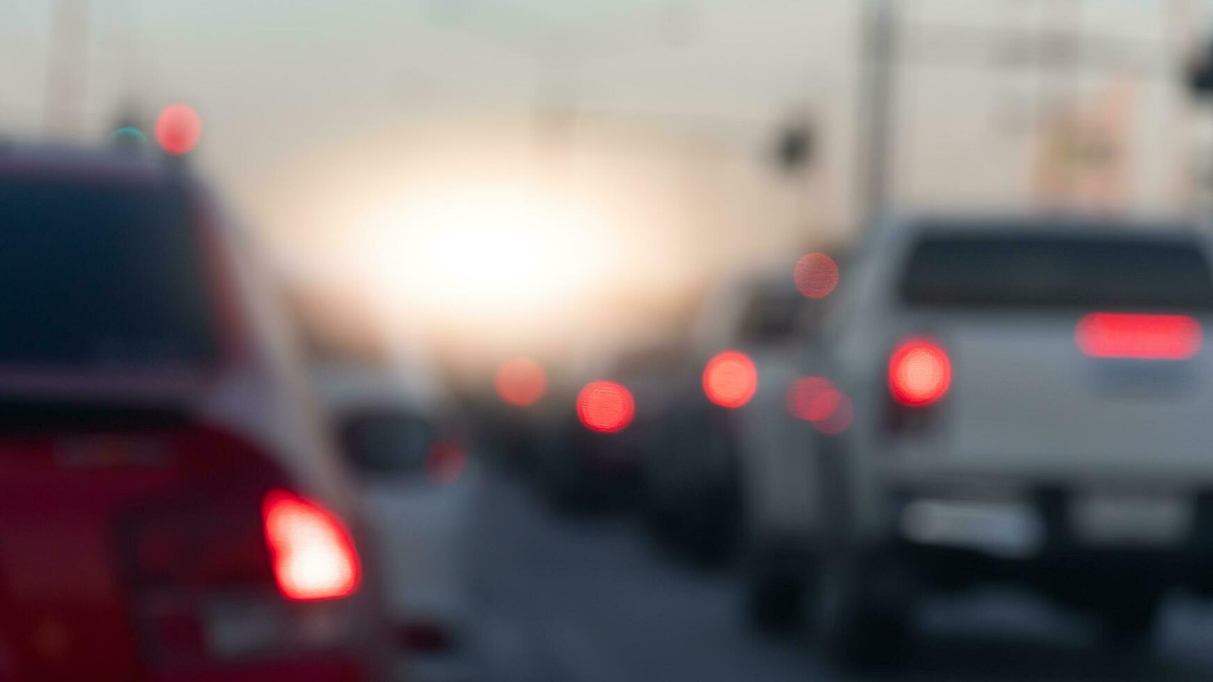 abstrato e borrado do carro em a estrada. durante pressa horas para viagem ou o negócio trabalhar. meio Ambiente do tráfego geléia com borrado muitos carros. foto