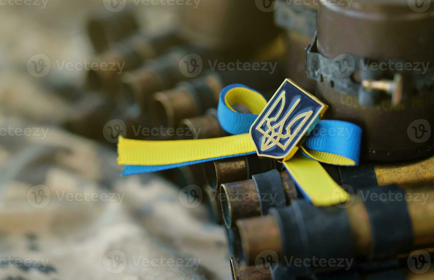 ucraniano símbolo em máquina arma de fogo cinto mentiras em ucraniano pixeled militares camuflar foto