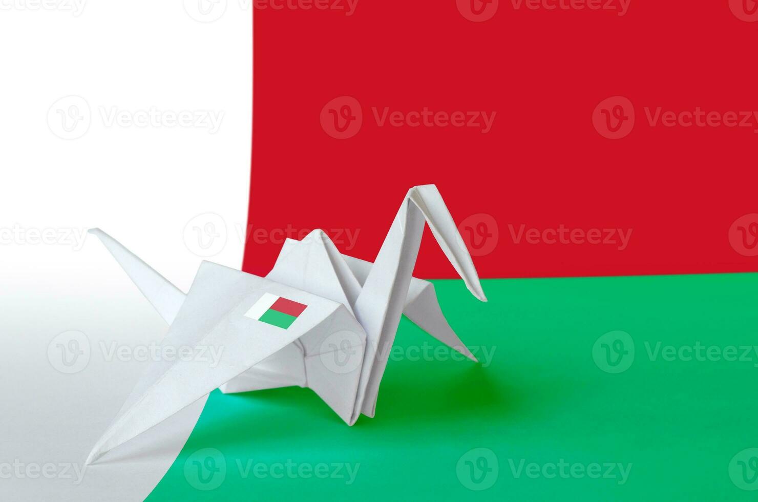 Madagáscar bandeira retratado em papel origami guindaste asa. feito à mão artes conceito foto