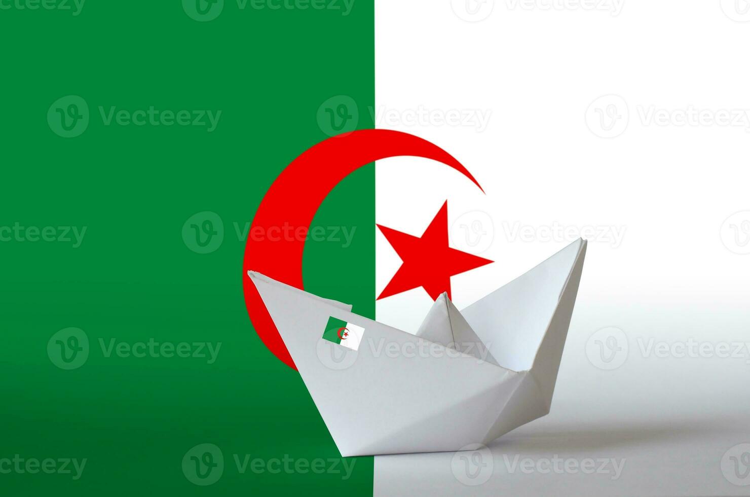 Argélia bandeira retratado em papel origami navio fechar-se. feito à mão artes conceito foto