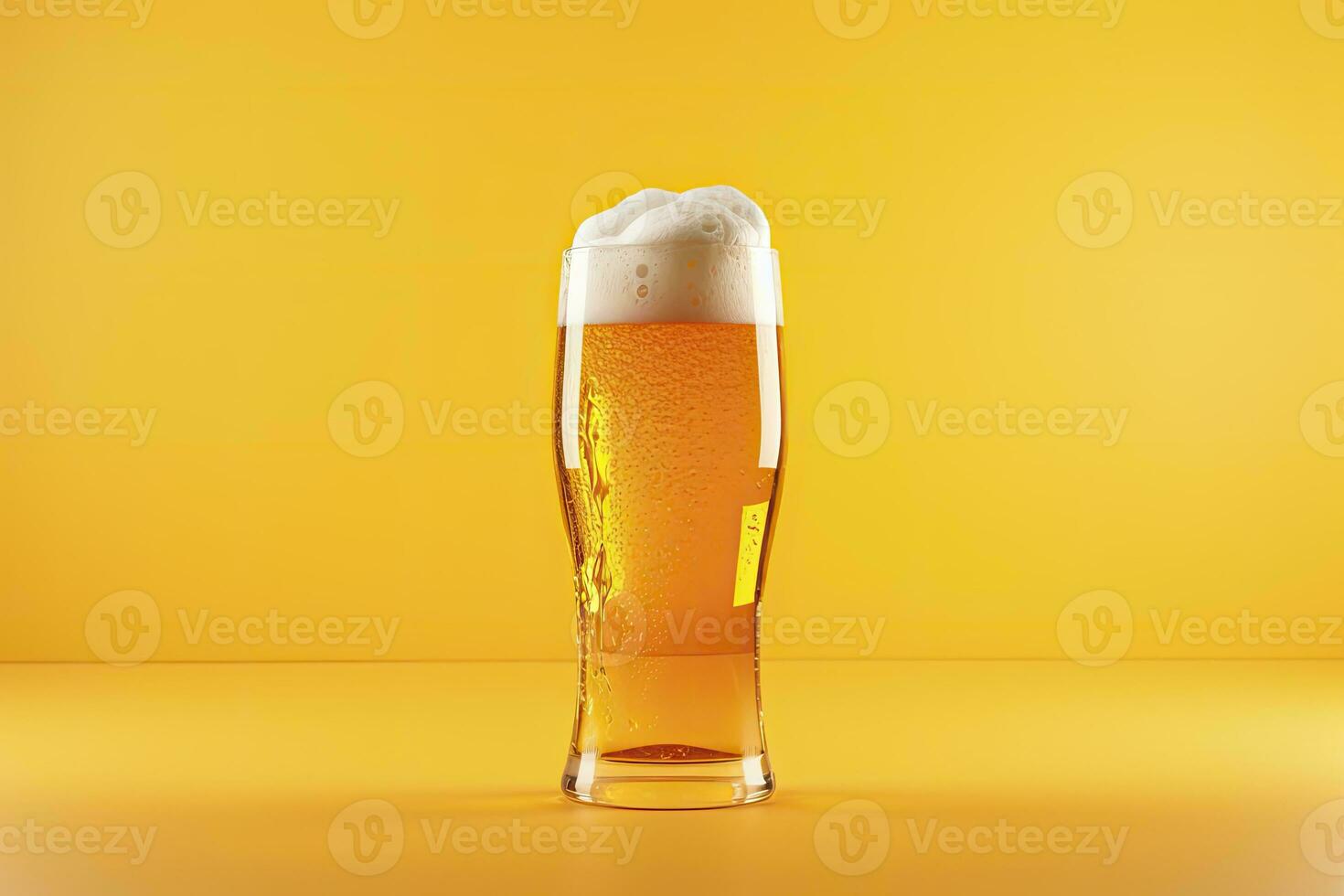 ai gerado Cerveja vidro com cheio Cerveja isolado com uma amarelo fundo. ai gerado foto