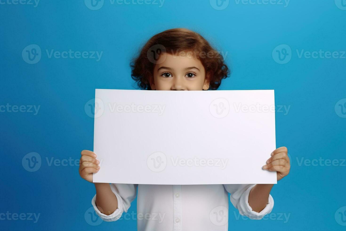 ai gerado fofa pequeno menina segurando em branco branco Folha do papel dentro dela mãos foto