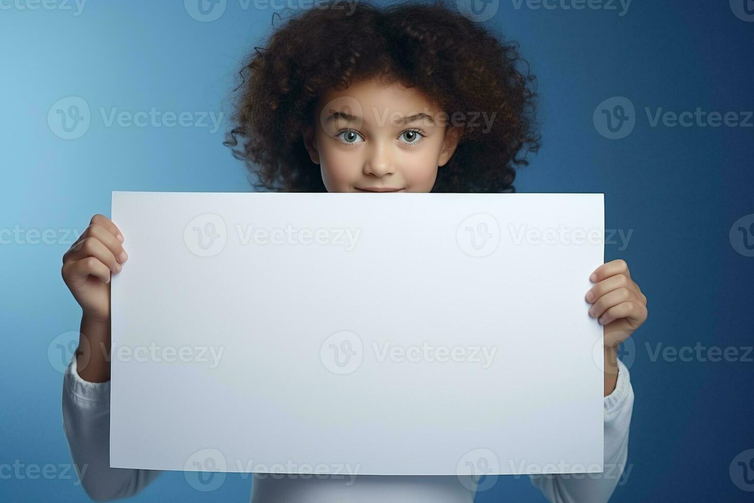 ai gerado fofa pequeno menina segurando em branco branco Folha do papel dentro dela mãos foto