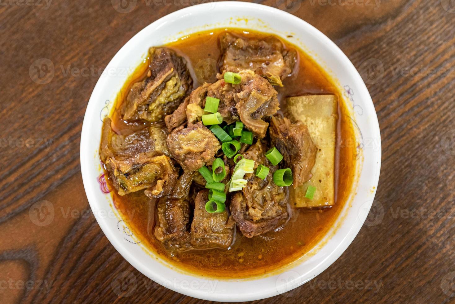 o prato de carne está no prato na mesa de madeira foto