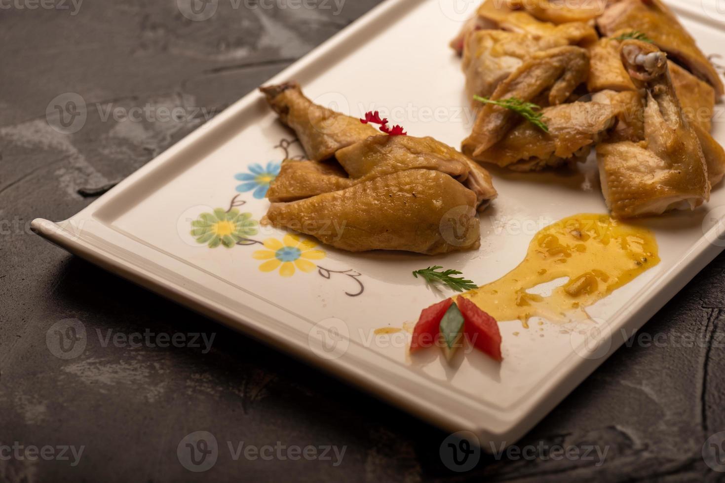 o pato amarelo no longo prato branco está na mesa de madeira foto