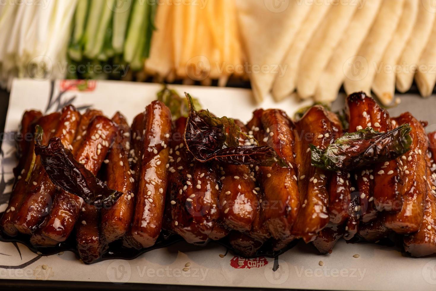 pratos de banquete chinês tradicional, carnes grelhadas revestidas foto