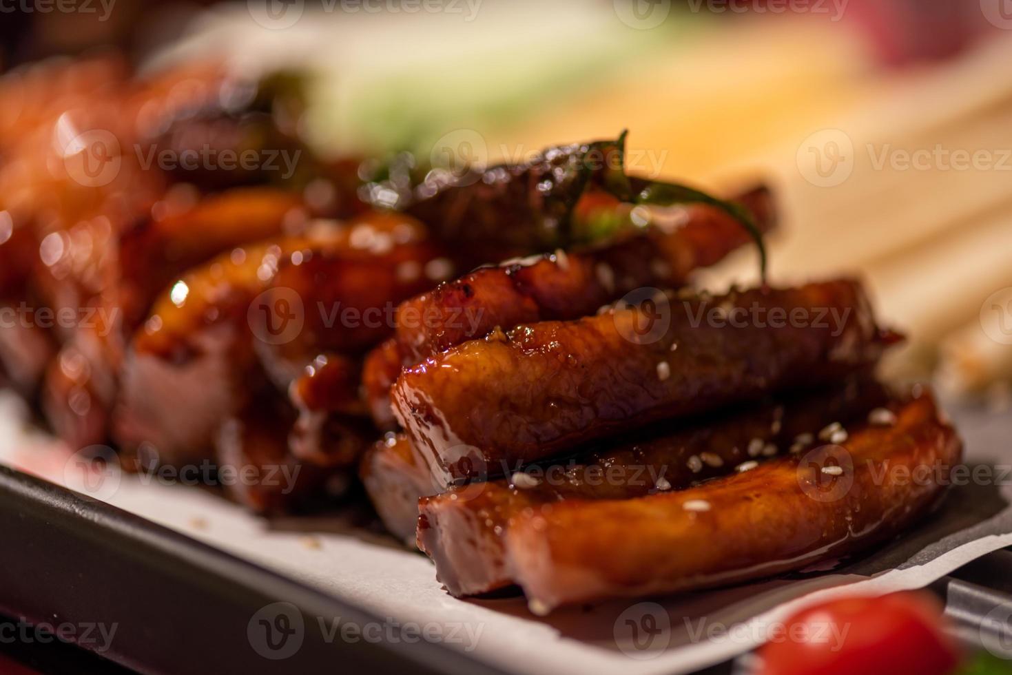 pratos de banquete chinês tradicional, carnes grelhadas revestidas foto