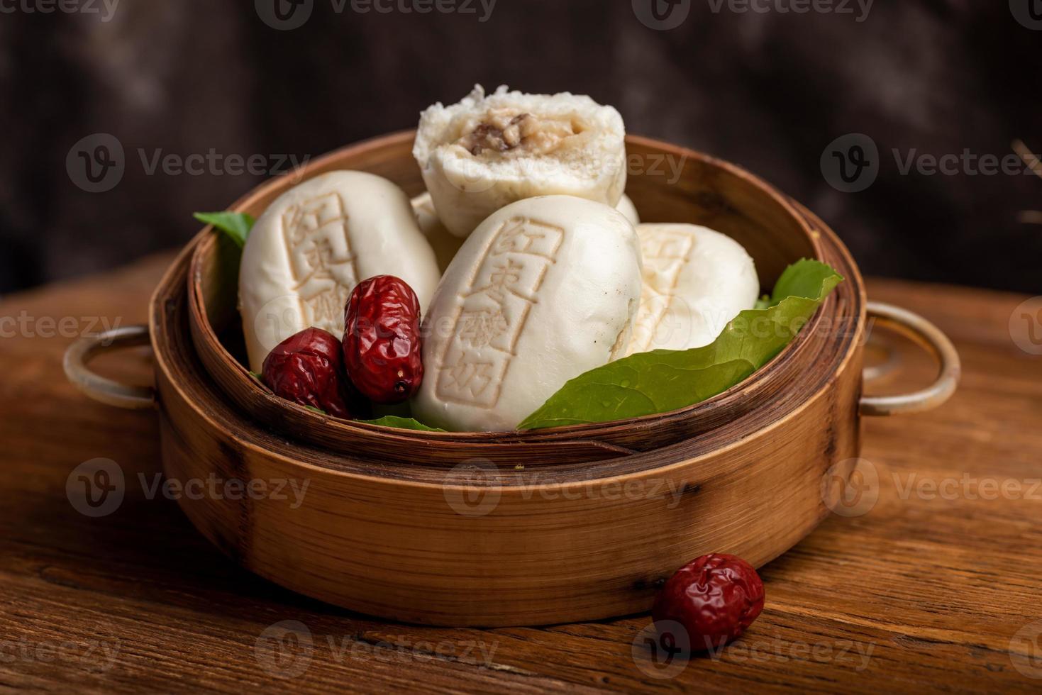 pão de iogurte recheado cozido no vapor feito de jujuba, iogurte e farinha, com pão de iogurte de jujuba estampado na superfície foto