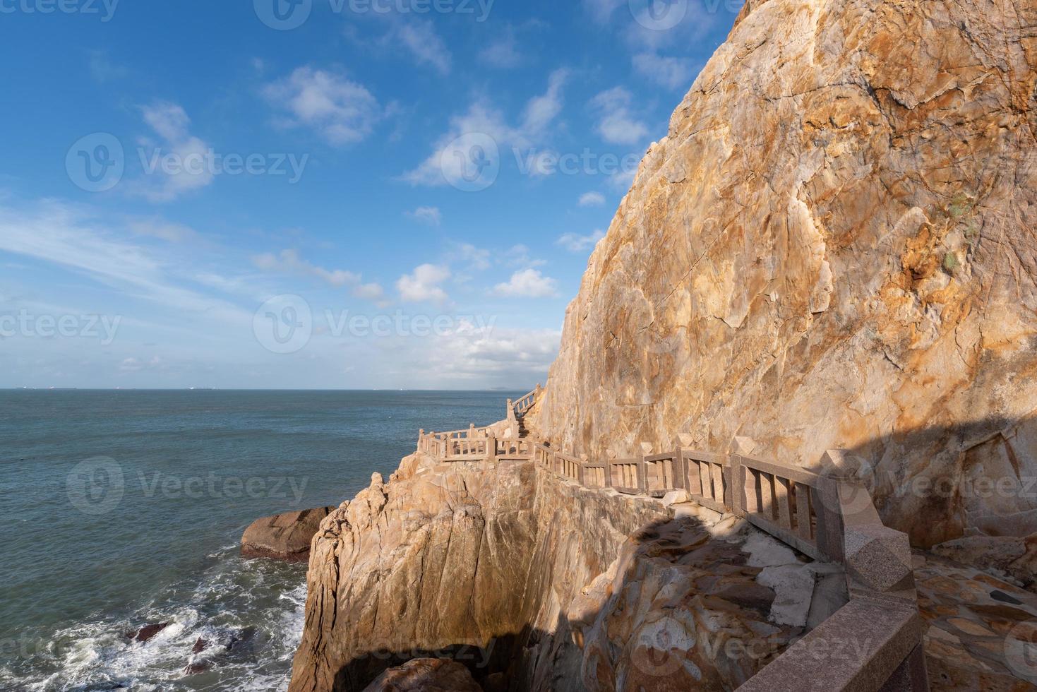 pedras de várias formas intemperizadas pelo mar sob o céu azul foto