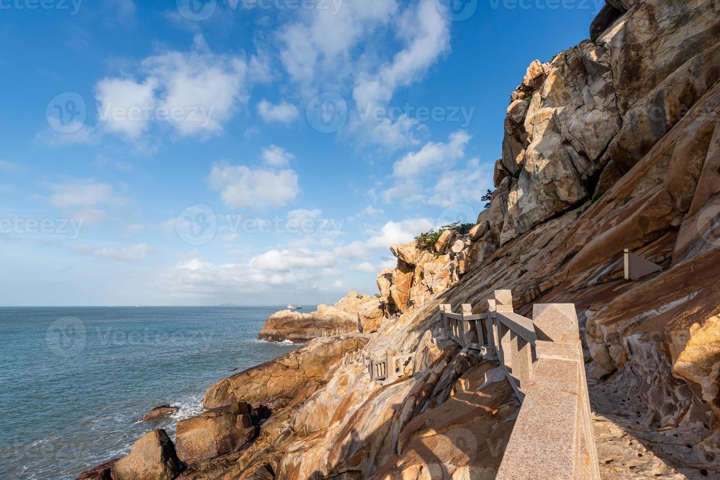 pedras de várias formas intemperizadas pelo mar sob o céu azul foto