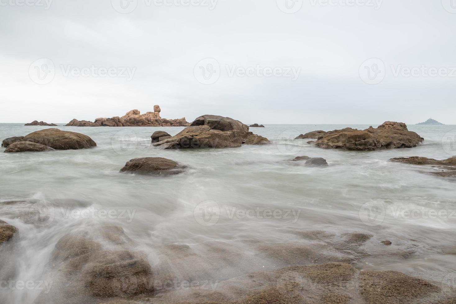 manhã nublada, água do mar, recifes e ilhas foto