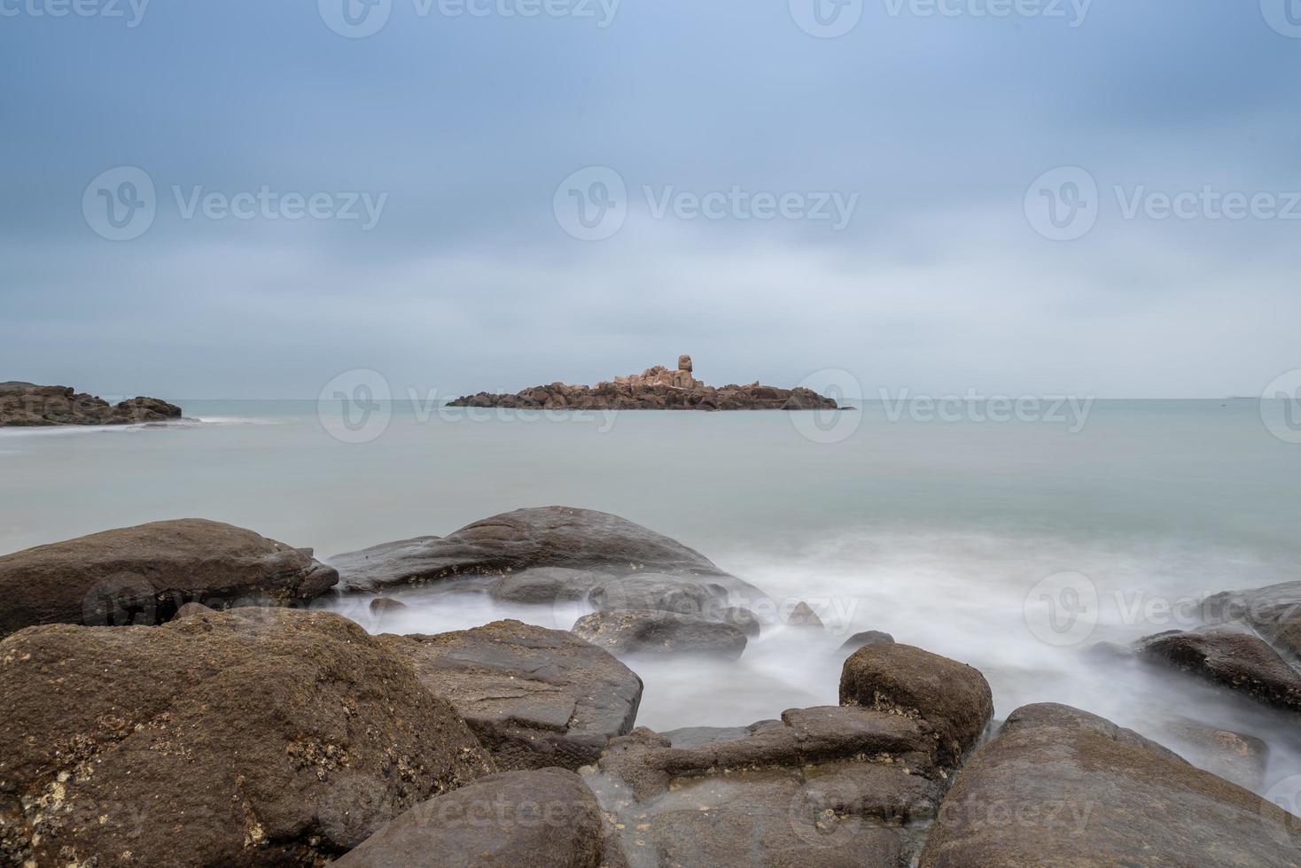 manhã nublada, água do mar, recifes e ilhas foto