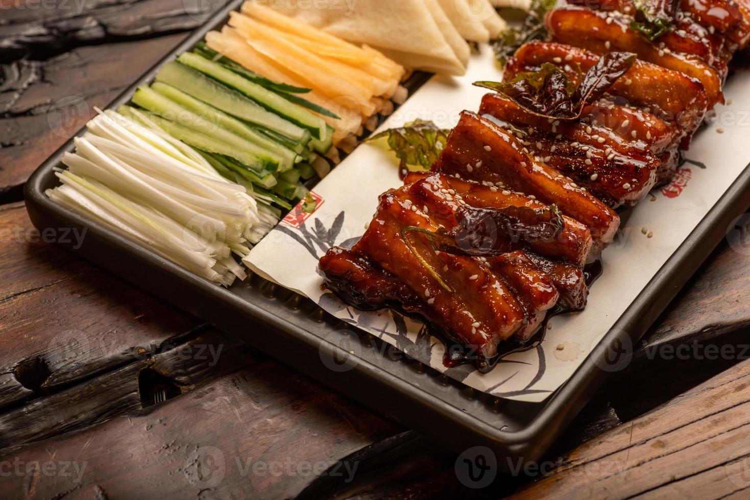 pratos de banquete chinês tradicional, carnes grelhadas revestidas foto