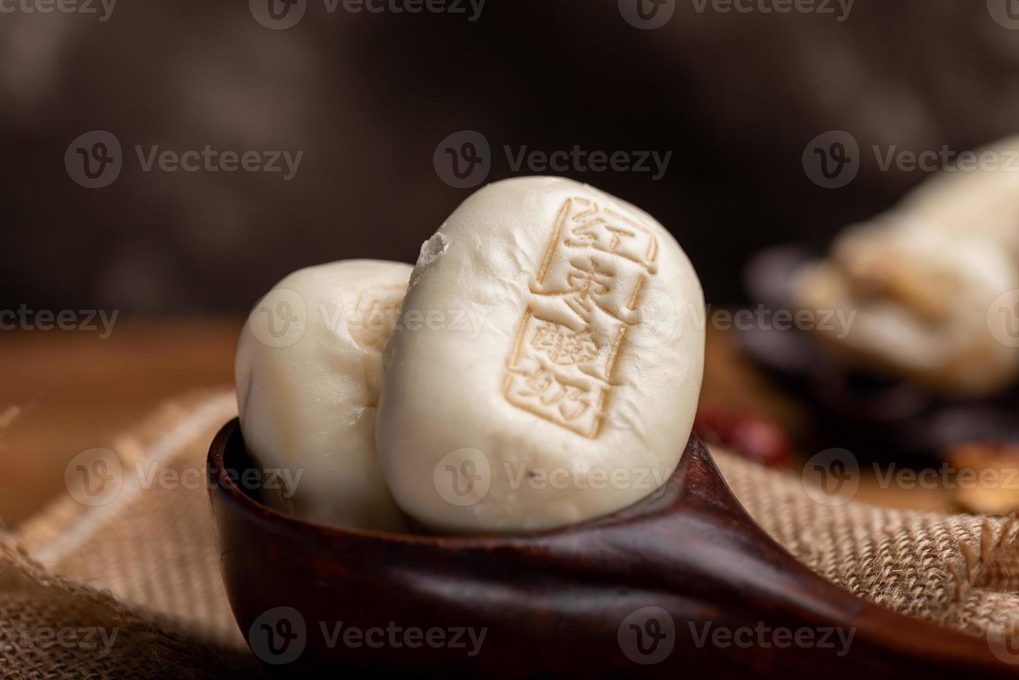 pão de iogurte recheado cozido no vapor feito de jujuba, iogurte e farinha, com pão de iogurte de jujuba estampado na superfície foto