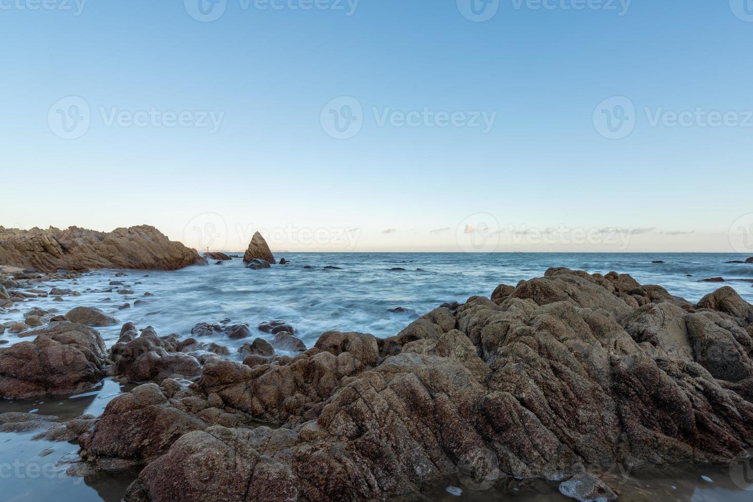 à noite, o mar bateu nas rochas foto