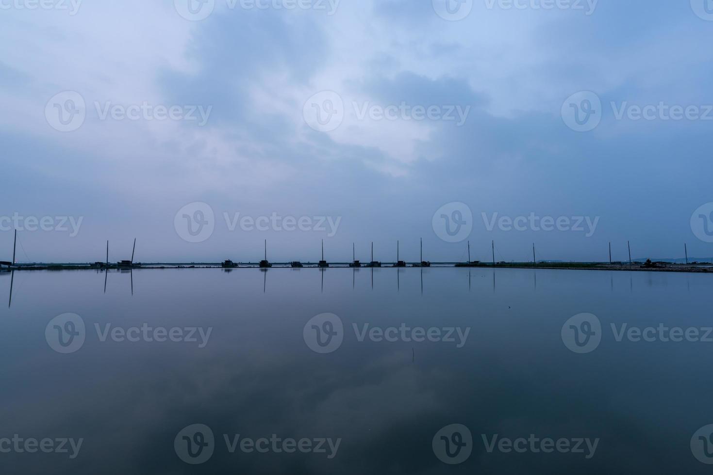 o lago noturno refletia as montanhas e o céu em ambos os lados foto