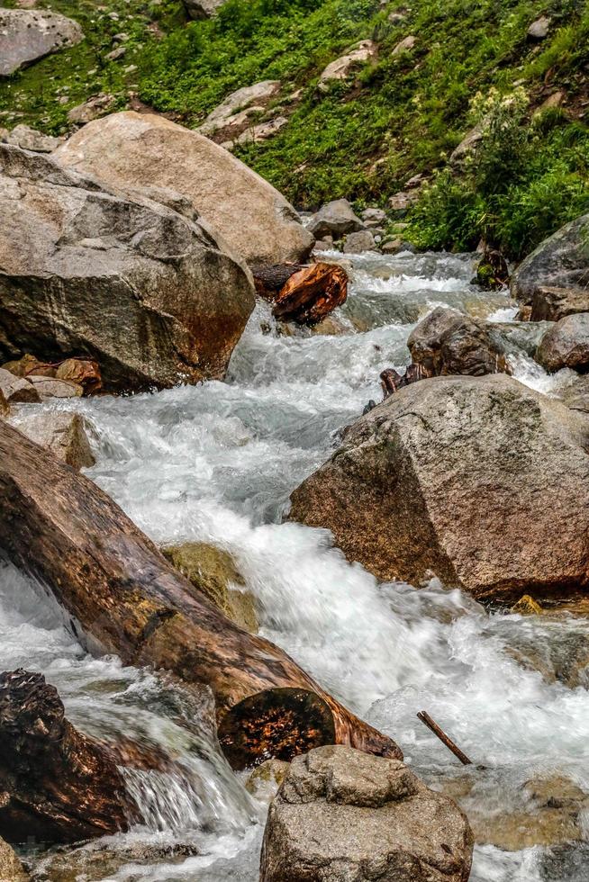 kumrat valley waterfall bela paisagem montanha vista foto