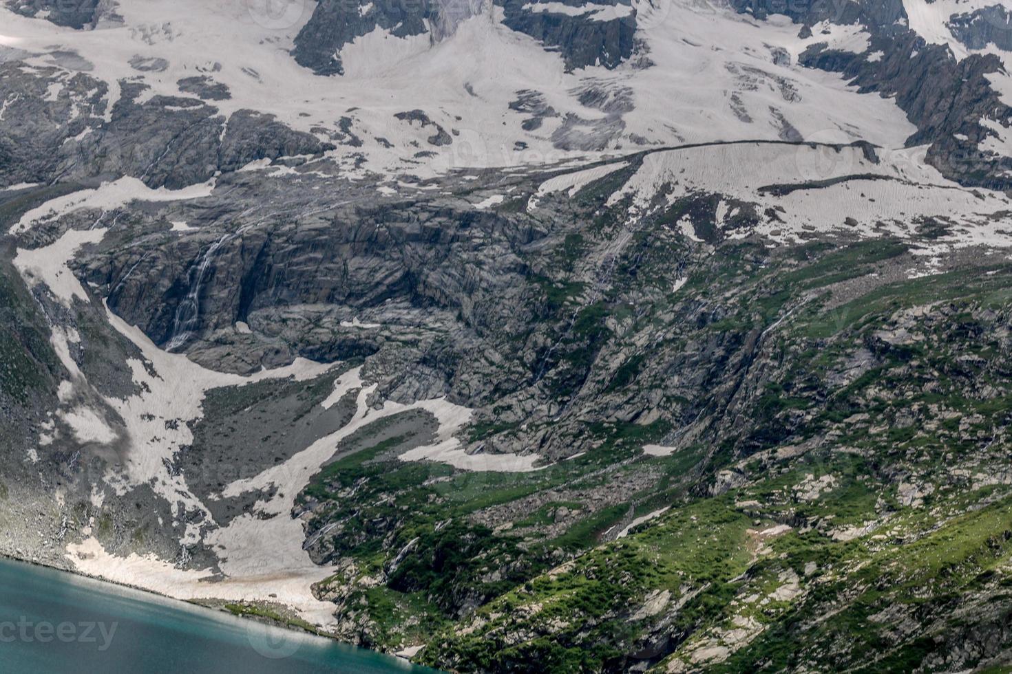 katora lago kumrat vale bela paisagem vista das montanhas foto