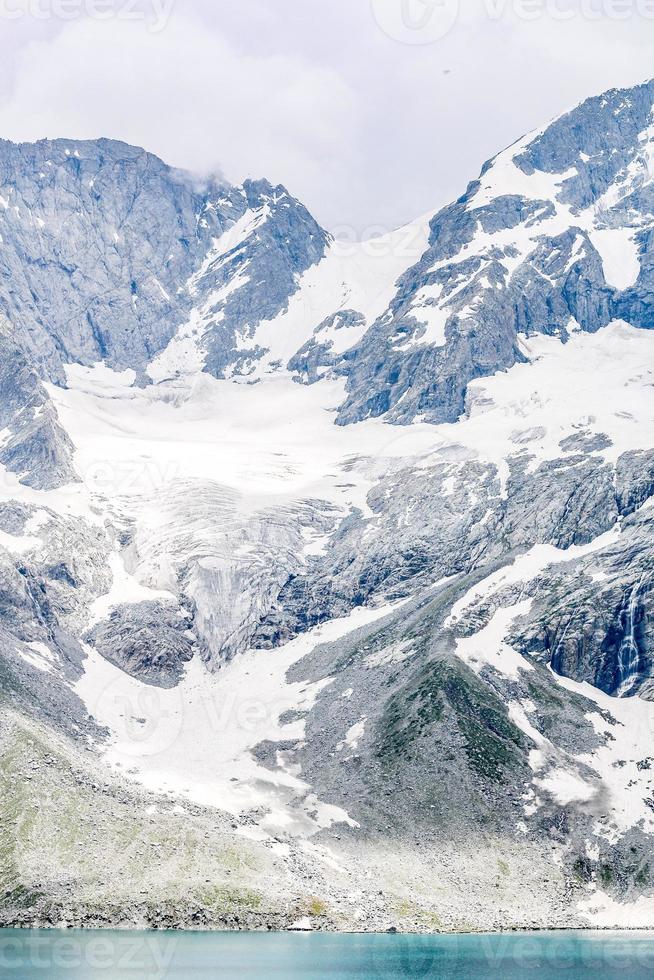 katora lago kumrat vale bela paisagem vista das montanhas foto