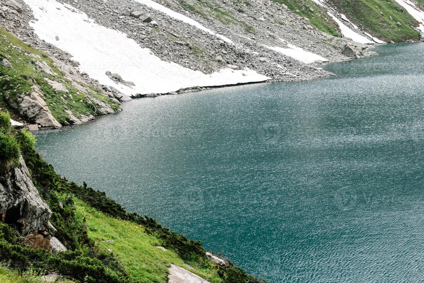 katora lago kumrat vale bela paisagem vista das montanhas foto