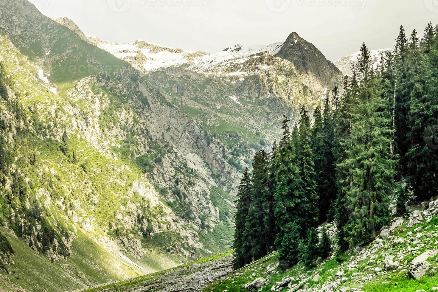 kumrat valley jazz banda beautiful landscape mountain view foto