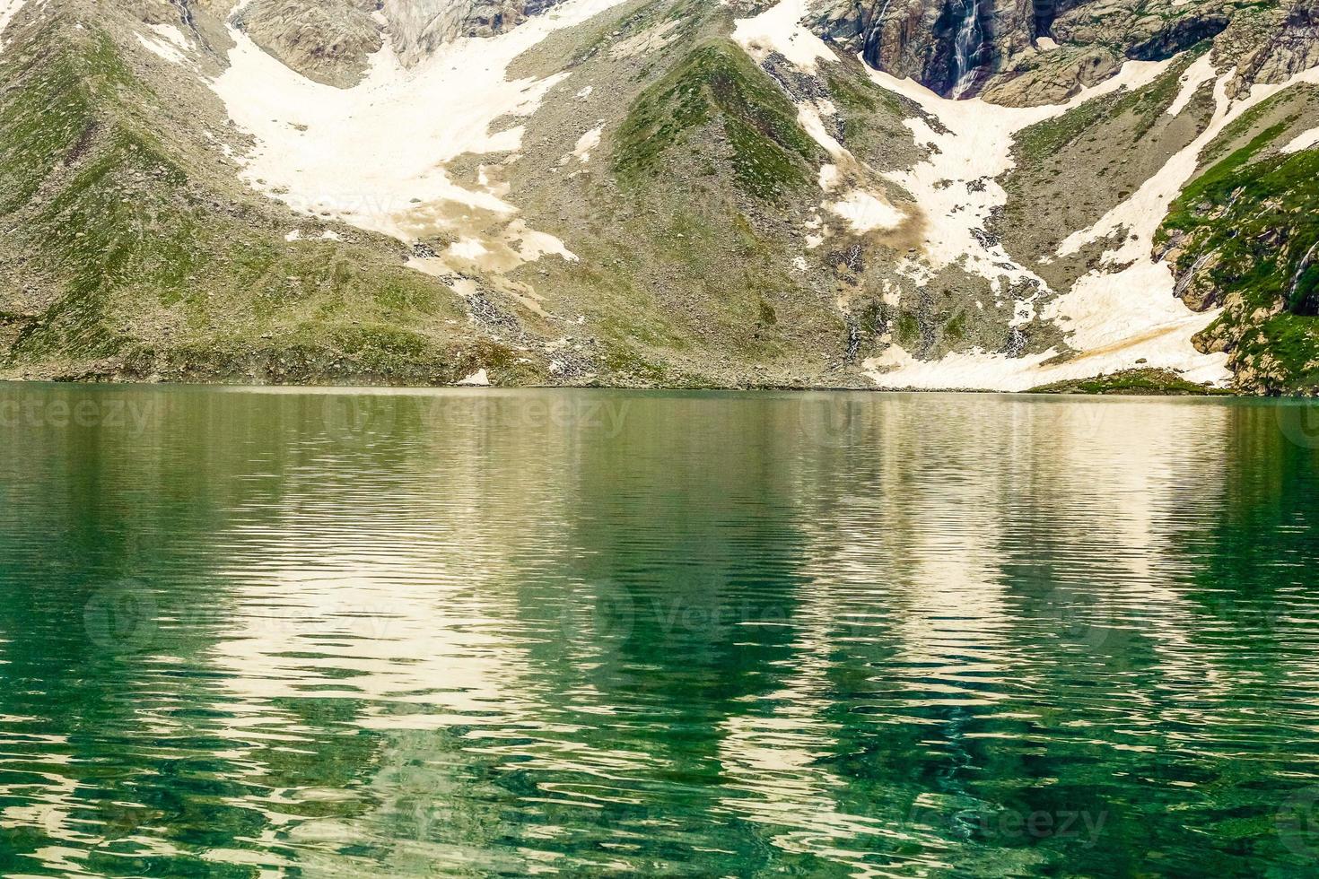 katora lago kumrat vale bela paisagem vista das montanhas foto