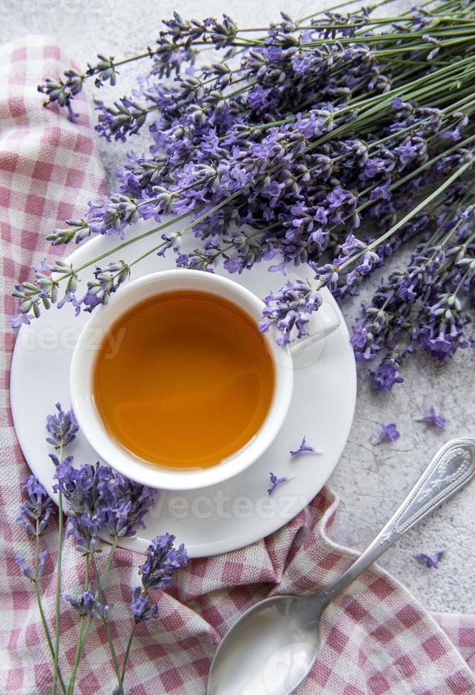 xícara de chá de lavanda foto